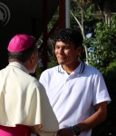 Mons. Mark comparte con jóvenes que se rehabilitan en Comunidad Cenáculo