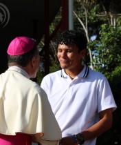 Mons. Mark comparte con jóvenes que se rehabilitan en Comunidad Cenáculo