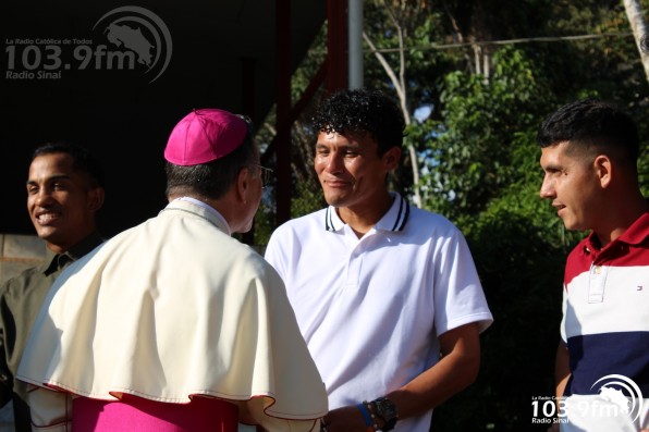 Mons. Mark comparte con jóvenes que se rehabilitan en Comunidad Cenáculo