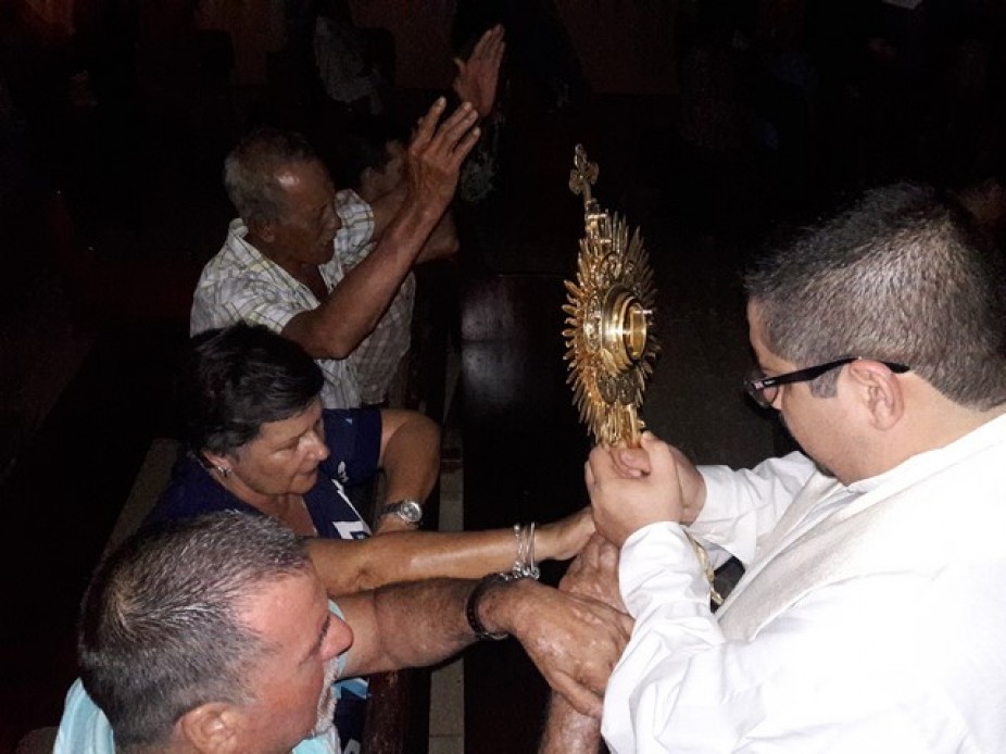 El Pilar vive Jornada de Adoración Eucarística