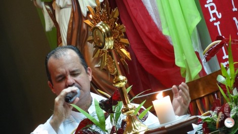 Radio Sinaí encomienda aniversario delante de Jesús