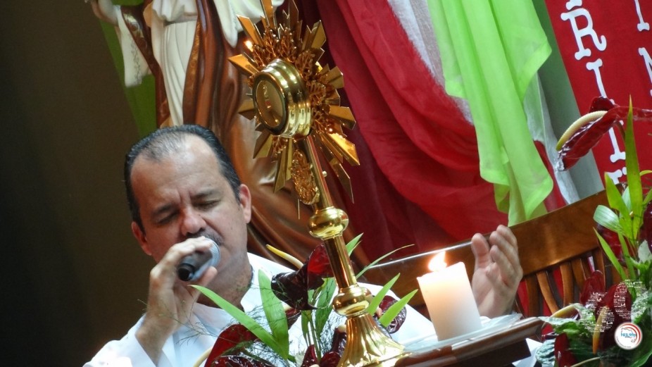 Radio Sinaí encomienda aniversario delante de Jesús