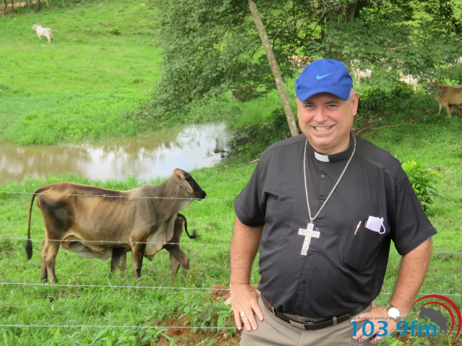 Junto al Grande de Térraba, campesinos y ganaderos celebran a San Isidro