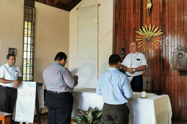 Jóvenes profesan la fe antes de ser ordenados